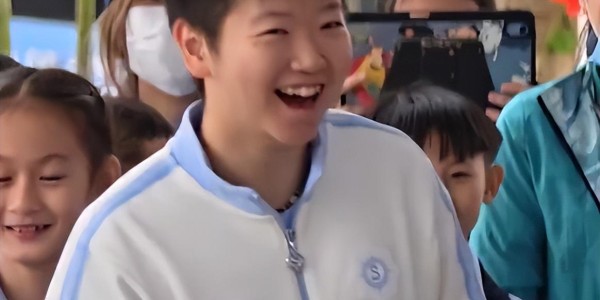 国乒亮相剑指亚洲杯！孙颖莎欢乐笑弯腰，王曼昱合影一脸严肃