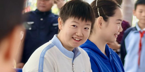 国乒亮相剑指亚洲杯！孙颖莎欢乐笑弯腰，王曼昱合影一脸严肃