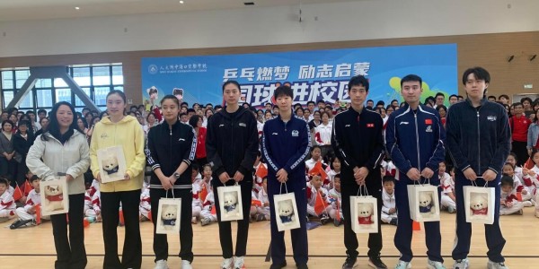 国乒亮相剑指亚洲杯！孙颖莎欢乐笑弯腰，王曼昱合影一脸严肃