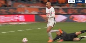 开云体育下载-没吹点球也没吹假摔！费利佩疑似被王大雷出击放倒，裁判无表示